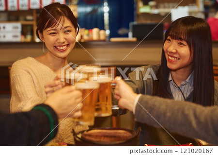 敬酒的婦女攝影合作：田村大佐 121020167