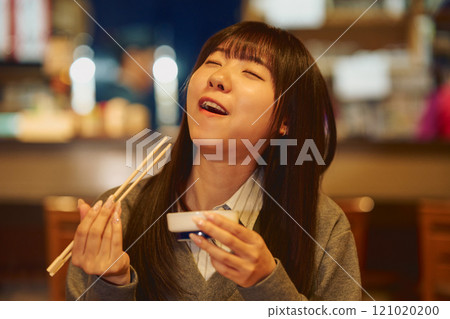 表情美味吃飯的女人攝影合作：田村大佐。 121020200