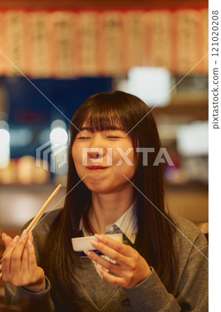 表情美味吃飯的女人攝影合作：田村大佐。 121020208