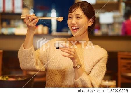 表情美味吃飯的女人攝影合作:田村大佐。 表情美味吃飯的女人攝影合作:田村大佐。 121020209