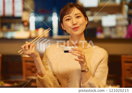 表情美味吃飯的女人攝影合作：田村大佐。 121020215