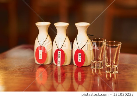 Sake cups and glasses, photo cooperation: Osado Tamura 121020222