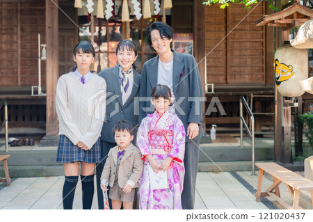 一家人和兄弟姊妹在神社慶祝七五三 一家人和兄弟姊妹在神社慶祝七五三 121020437