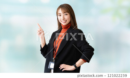 用食指向上引導的女性/女商人 用食指向上引導的女性/女商人 121022239