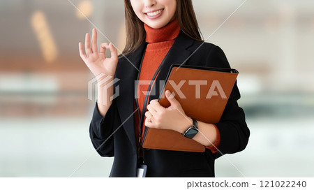 微笑的女人/女商人做一個好的姿勢 微笑的女人/女商人做一個好的姿勢 121022240