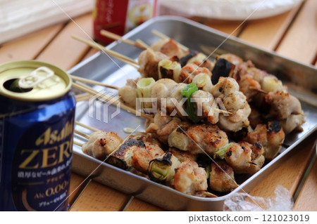 帶著烤雞肉串和啤酒露營 帶著烤雞肉串和啤酒露營 121023019