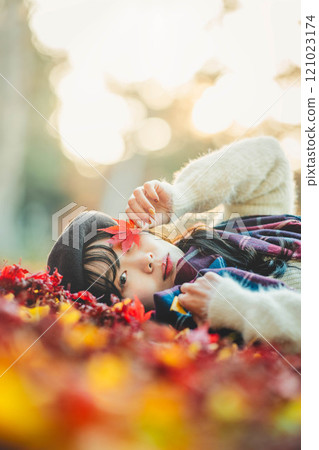 秋葉和一位小姐 121023174