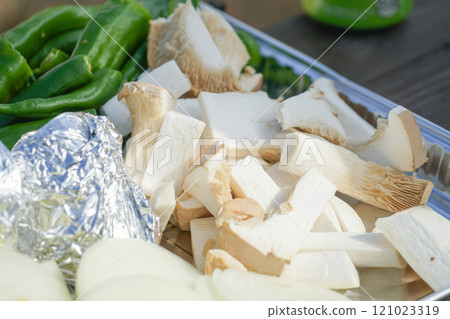 BBQ of king oyster mushrooms and green peppers BBQ of king oyster mushrooms and green peppers 121023319