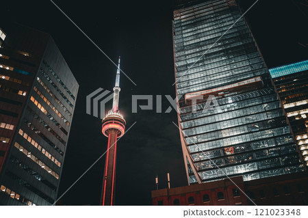加拿大國家電視塔在晚上 加拿大國家電視塔在晚上 121023348