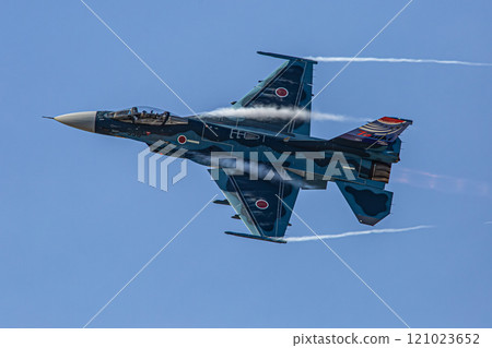 戰鬥機在天空中飛行 戰鬥機在天空中飛行 121023652