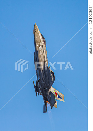 戰鬥機在藍天飛行 戰鬥機在藍天飛行 121023654