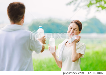 水合的年長夫婦 水合的年長夫婦 121024007