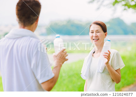 水合的年長夫婦 水合的年長夫婦 121024077