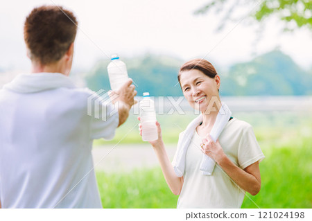 Senior couple to hydrate 121024198