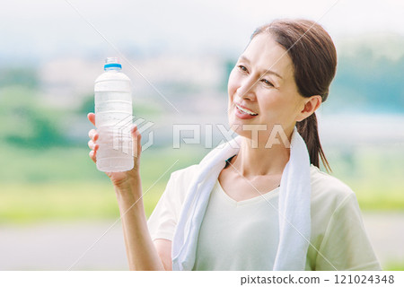 Senior women who hydrate 121024348