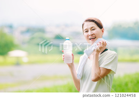 保濕的高級女性 121024458