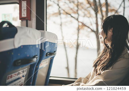 年輕女子搭乘公車，看著窗外 121024459