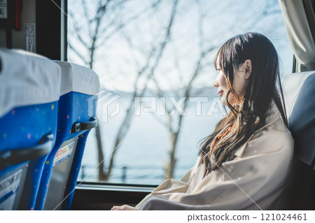 年輕女子搭乘公車，看著窗外 121024461