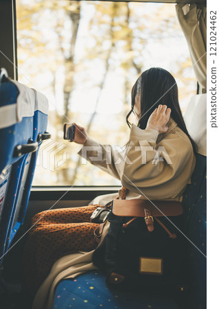 年輕女子搭乘公車，看著窗外 121024462