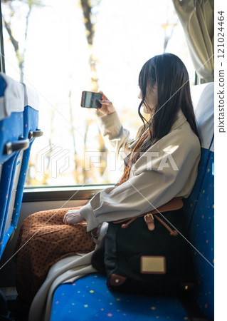 年輕女子搭乘公車，看著窗外 121024464