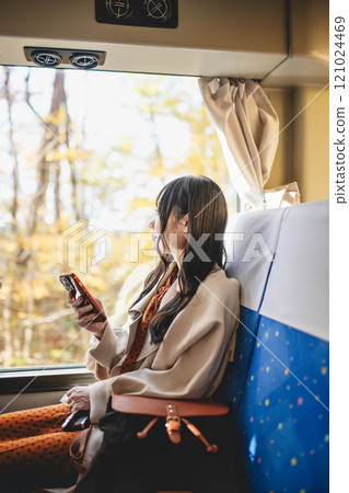 年輕女子搭乘公車，看著窗外 121024469