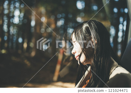 年輕女子搭乘公車，看著窗外 121024471