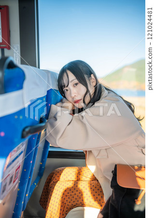 年輕女子搭乘公車，看著窗外 121024481