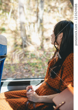 年輕女子搭乘公車，看著窗外 121024486