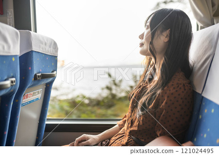年輕女子搭乘公車，看著窗外 121024495