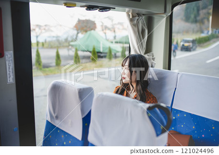 年輕女子搭乘公車，看著窗外 121024496