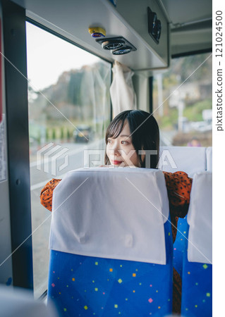 年輕女子搭乘公車，看著窗外 121024500