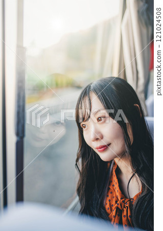 年輕女子搭乘公車，看著窗外 121024508