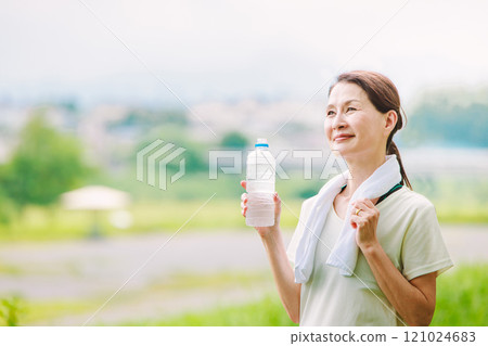 保濕的高級女性 保濕的高級女性 121024683