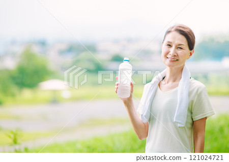 保濕的高級女性 保濕的高級女性 121024721
