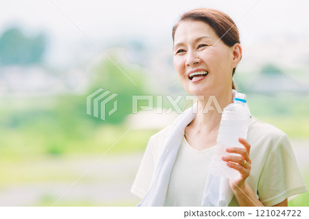 保濕的高級女性 保濕的高級女性 121024722