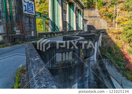 Doshi Dam in autumn, decorated with autumn leaves Doshi Dam in autumn, decorated with autumn leaves 121025134