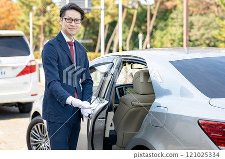 Men opening the car door 121025334