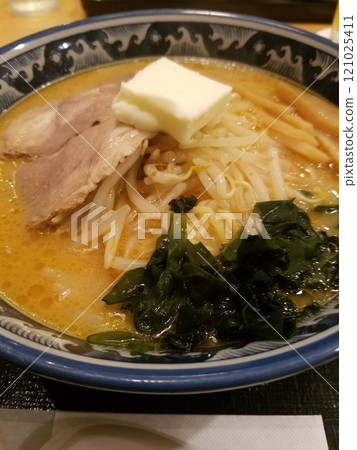 濃鬱的札幌味噌拉麵，淋上奶油 121025411