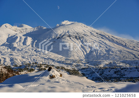 北海道、旭岳和冬天被雪覆蓋的月亮 北海道、旭岳和冬天被雪覆蓋的月亮 121025658