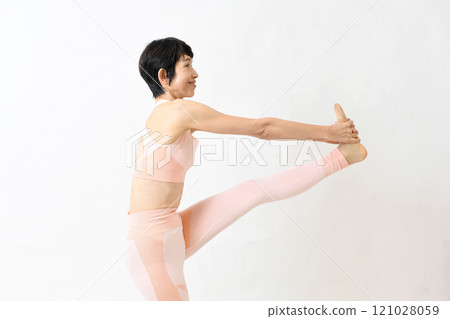 伸展雙腿的中年亞裔婦女 伸展雙腿的中年亞裔婦女 121028059