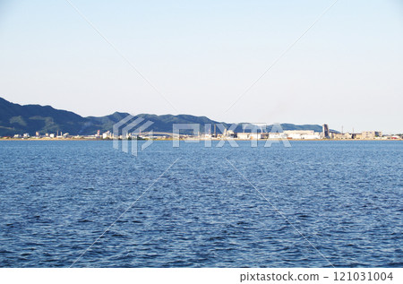 島根縣松江市八鹿町江島週邊風景，俯瞰島根半島的山脈、中海、堺水道橋、江島橋（俗稱貝塔富坂） 121031004