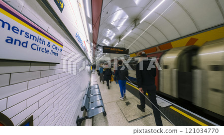 London Underground [Liverpool Street Station] Platform / Liverpool Street Stn. 121034770