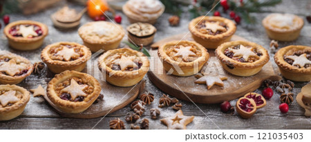 Box of homemade mince pies. Traditional sweet Christmas food. 121035403