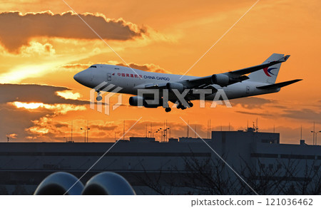 中國東方航空747貨機山地進場 121036462