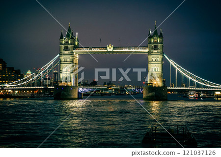倫敦塔橋被照亮 121037126