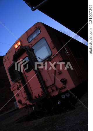 黃昏的渡良瀨京國鐵道_足尾線時代的JNR木葉30系柴油列車靜靜地矗立在足尾站 121037203