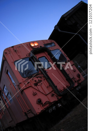 黃昏的渡良瀨京國鐵道_足尾線時代的JNR木葉30系柴油列車靜靜地矗立在足尾站 121037204