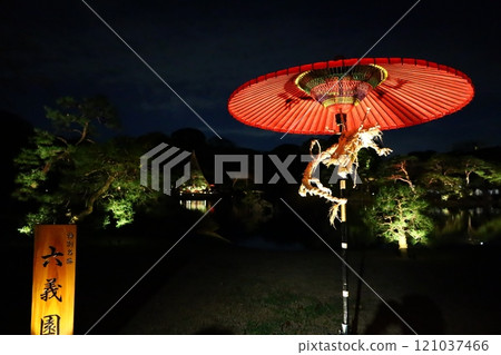 Night view of autumn leaves at Rikugien Garden (special night viewing) Night view of autumn leaves at Rikugien Garden (special night viewing) 121037466