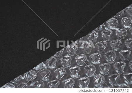 黑色背景上的減震器背景材料 黑色背景上的減震器背景材料 121037742