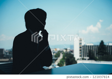 在辦公室辦公桌前工作的商人（憂慮、思考、分析、剪影） 121037814